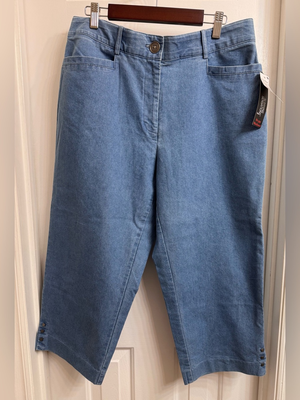 Studio Works Women’s Light Blue Cropped Capri Jeans with Studs Detailing NEW!
